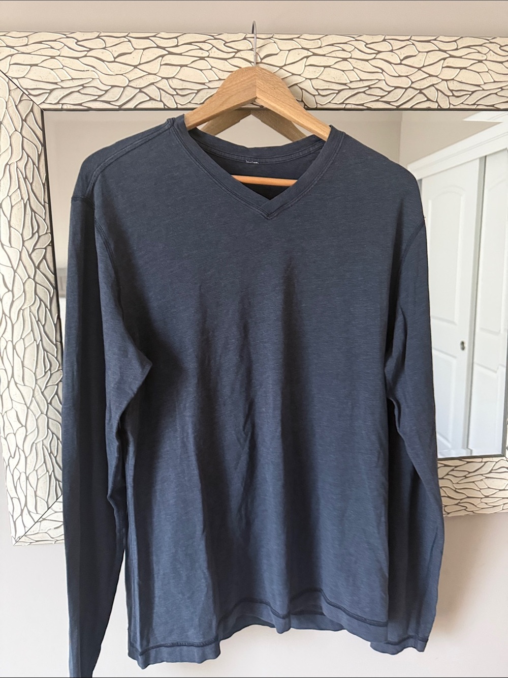 Lululemon cotton activewear Men's Long Sleeve V-Neck Shirt navy size M 40”chest